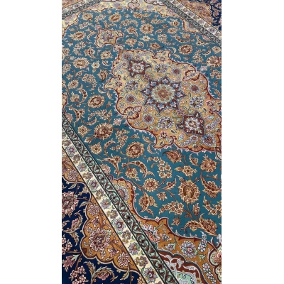 "Beautiful Isfahan Persian rug for sale, 250 x 170 cm, knotted by hand with wool and silk. Made in Isfahan, Iran by Akhtarian."