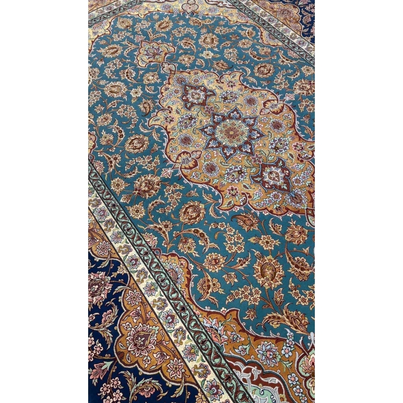 "Beautiful Isfahan Persian rug for sale, 250 x 170 cm, knotted by hand with wool and silk. Made in Isfahan, Iran by Akhtarian."