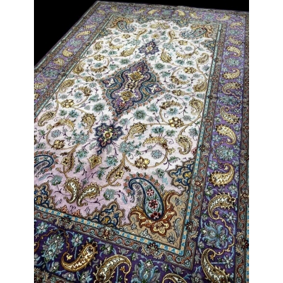 "Authentic Isfahan rug in 90% silk and wool, featuring traditional Persian craftsmanship."