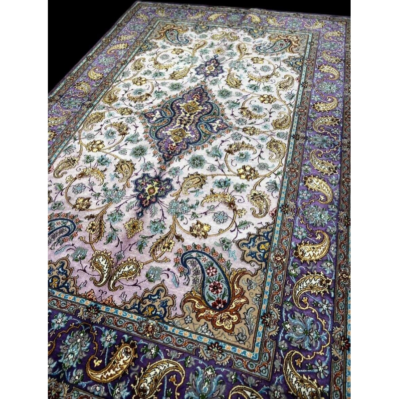 "Authentic Isfahan rug in 90% silk and wool, featuring traditional Persian craftsmanship."