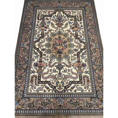 "Hand-knotted Persian rug with intricate floral medallion design, crafted by Mansourie in Isfahan, 200 x 120 cm."