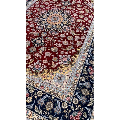Red and black Persian rug from Isfahan, made of wool and silk