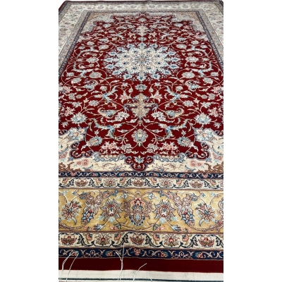 "High-knot-density Persian rug (810,000 knots/m²) – elegant Isfahan carpet with floral and medallion motifs."
