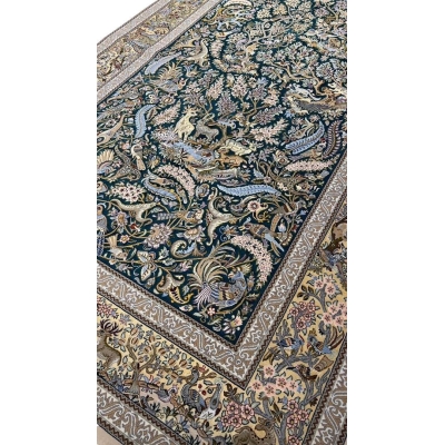 "Authentic Persian hunting rug with intricate deer and bird motifs, handcrafted in Iran’s Isfahan region."