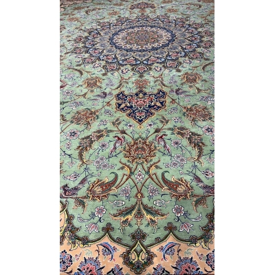 Grand Persian rug laid flat, 400x300 cm, featuring intricate floral and medallion patterns."