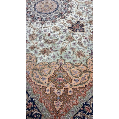 "Detailed corner view of the Persian rug, 400x300 cm, displaying floral and medallion motifs."