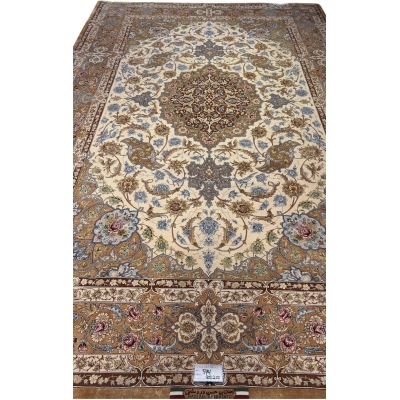 "Detailed Persian Isfahan rug showcasing a silk medallion design and intricate craftsmanship."