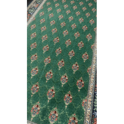 Close-up view of the high-density knot craftsmanship on the 400 cm x 200 cm floral rug