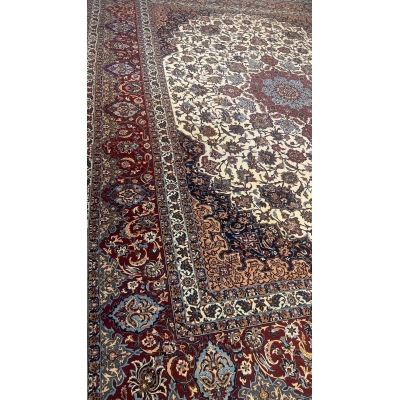 "400x300 cm Persian rug, crafted with silk and wool, showcasing Seirafian’s renowned craftsmanship."