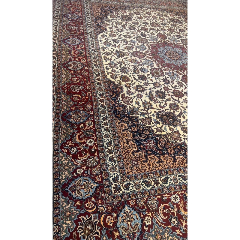"400x300 cm Persian rug, crafted with silk and wool, showcasing Seirafian’s renowned craftsmanship."