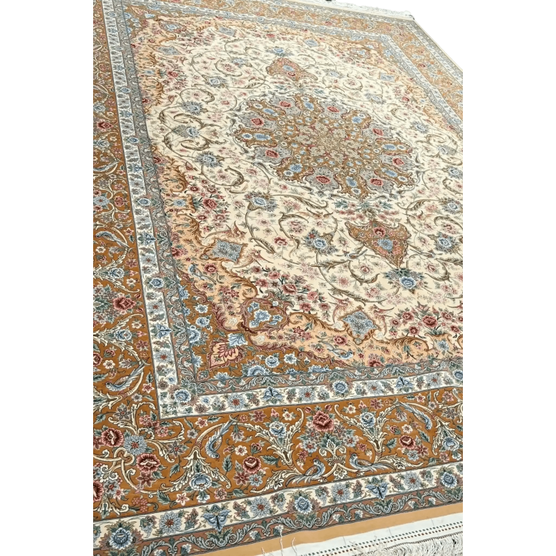 Isfahan rug showcasing central medallion and intricate patterns, size 350x250 cm