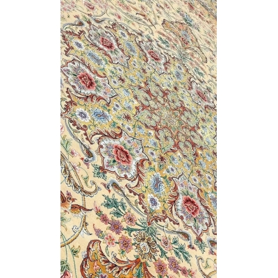 Close-up on the floral patterns of the 350x250 cm Isfahan rug