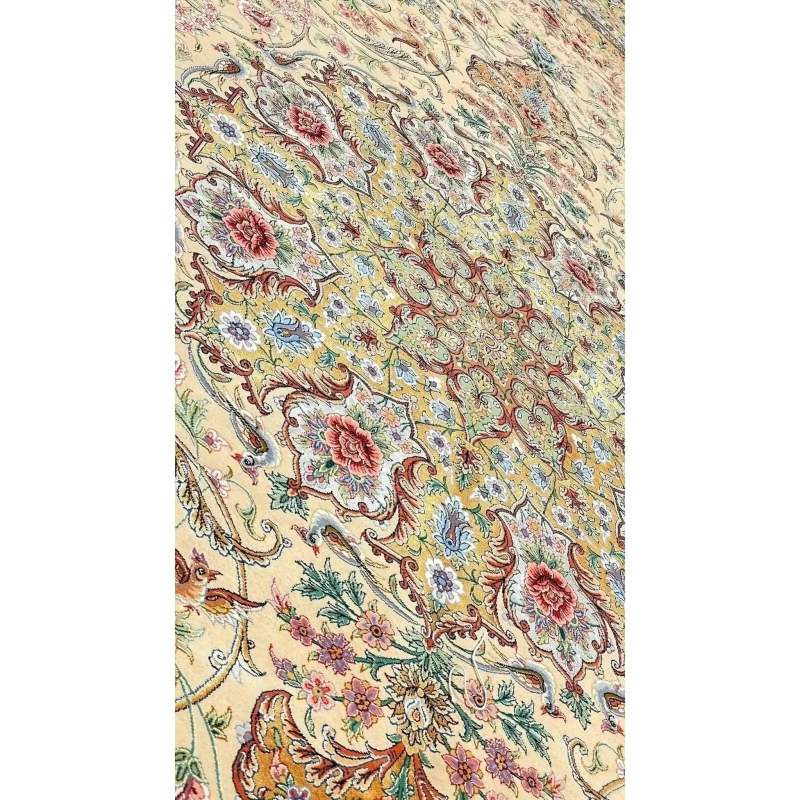 Close-up on the floral patterns of the 350x250 cm Isfahan rug