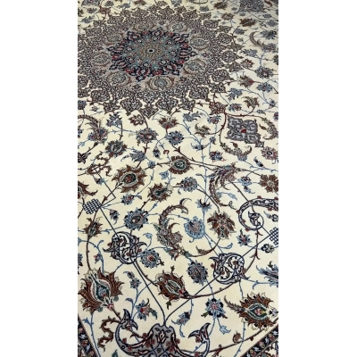 "Luxurious 60-Year-Old Persian Rug, Isfahan Origin, Knot Density 1,000,000/m²" – Emphasizing age, origin, and knot density.