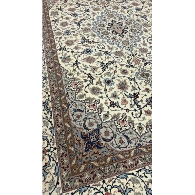 "Beautiful Persian Isfahan Rug for Sale, Handcrafted with Detailed Floral Motifs" – Emphasizing the craftsmanship and intricate design. ​​
