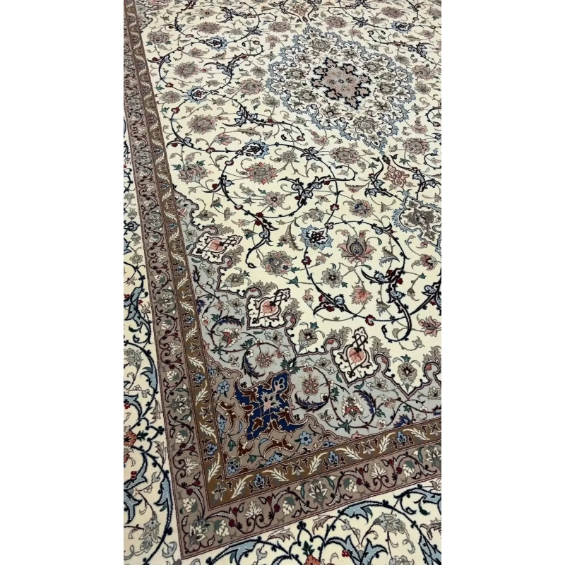 "Beautiful Persian Isfahan Rug for Sale, Handcrafted with Detailed Floral Motifs" – Emphasizing the craftsmanship and intricate design. ​​
