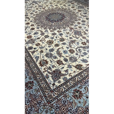 "Elegant Persian Isfahan Rug, Hand-Knotted by Master Weaver, 420x315 cm, Wool and Silk" – Focusing on quality, size, and craftsmanship.