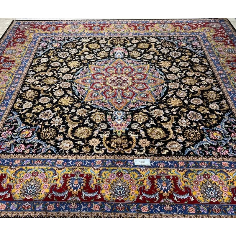 "Exquisite Persian Isfahan rug, crafted with wool and silk. This hand-knotted 259 cm x 250 cm rug offers a knot density of 810,000 knots/m², ideal for enhancing home décor."