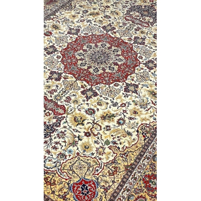 "Detailed Persian rug with 1,420,000 knots/m² and natural dye finish."