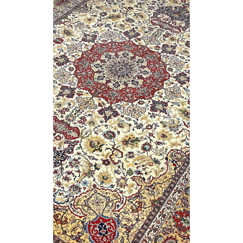 "Detailed Persian rug with 1,420,000 knots/m² and natural dye finish."